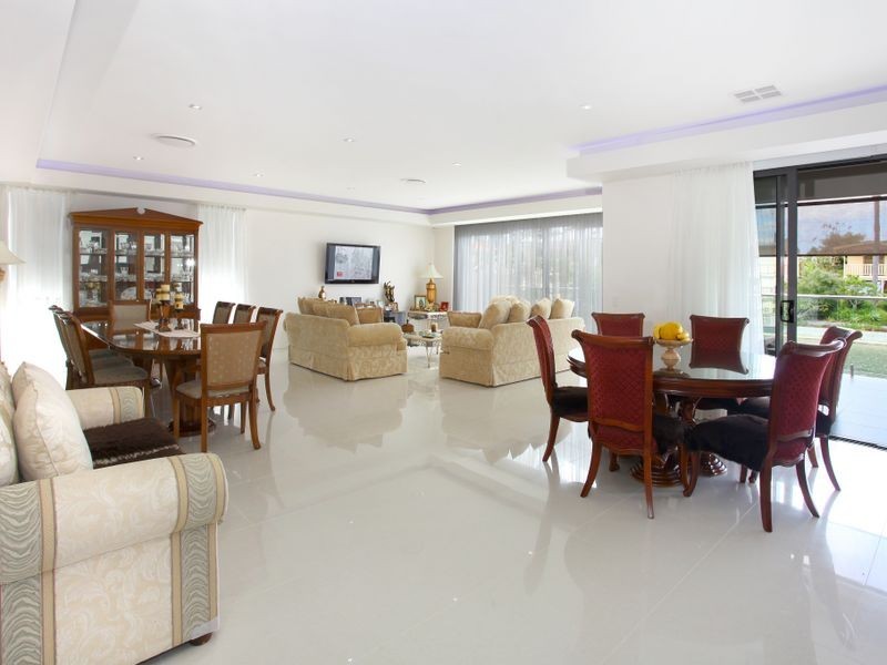 9 Lotus Key, Broadbeach Waters QLD 4218