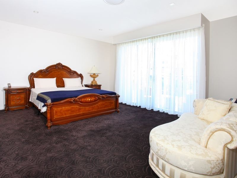 9 Lotus Key, Broadbeach Waters QLD 4218