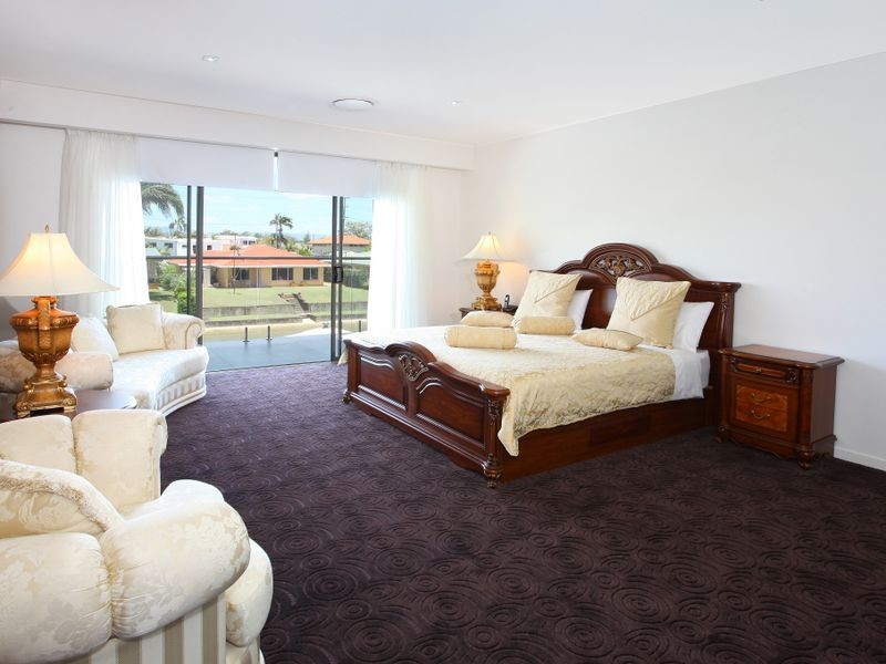 9 Lotus Key, Broadbeach Waters QLD 4218