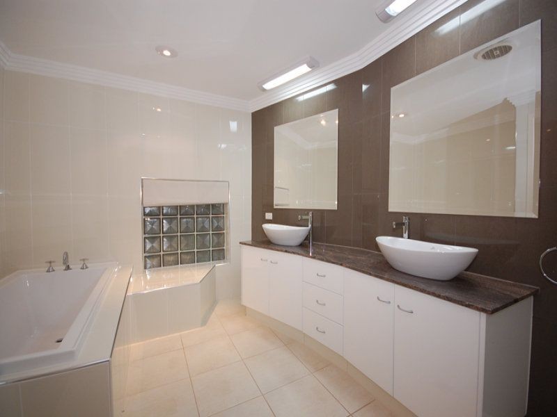 104 Edinburgh Road, Benowa QLD 4217