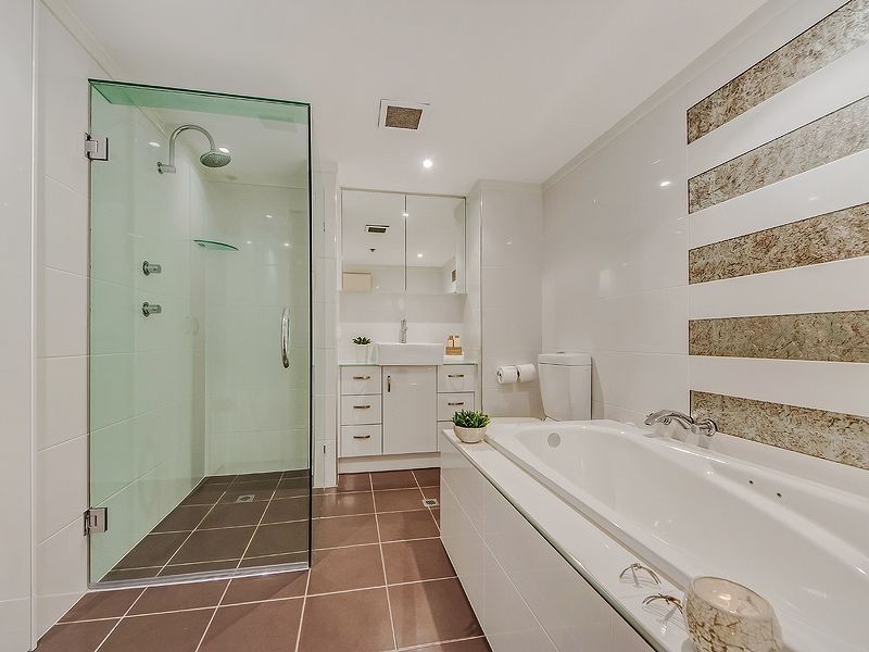 21/2 Admiralty Drive, Paradise Waters QLD 4217