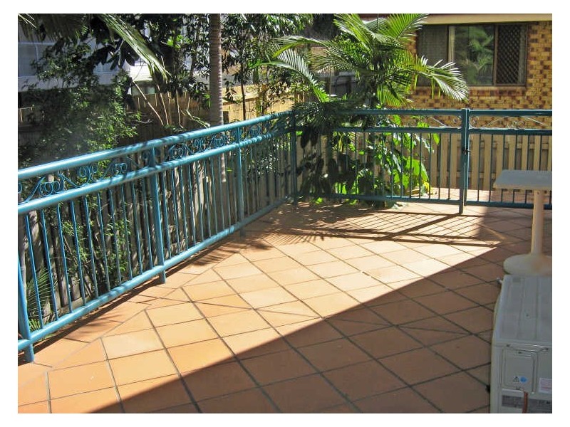 2/112 Surf Parade, Broadbeach QLD 4218