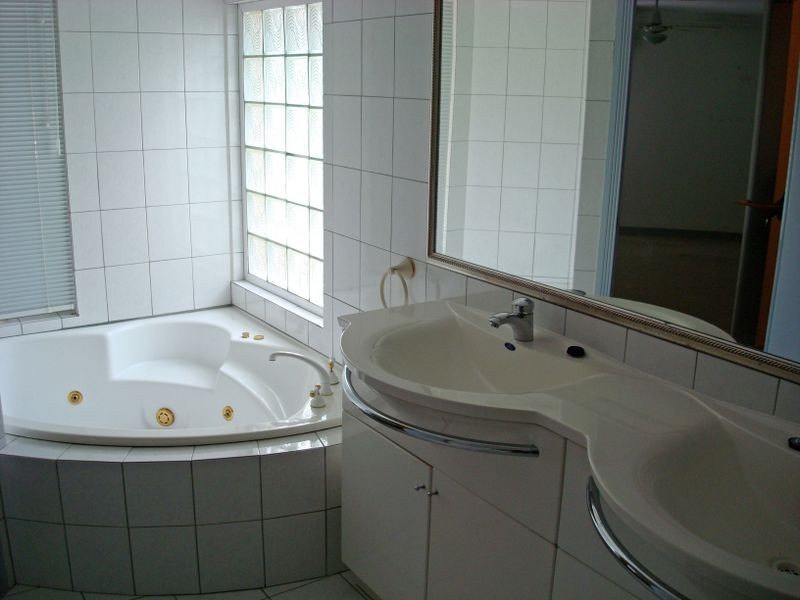 Clear Island Waters QLD 4226