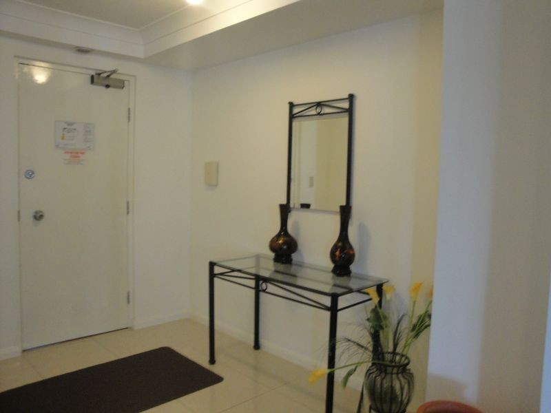 081/15 Victoria Avenue (Victoria Square), Broadbeach QLD 4218