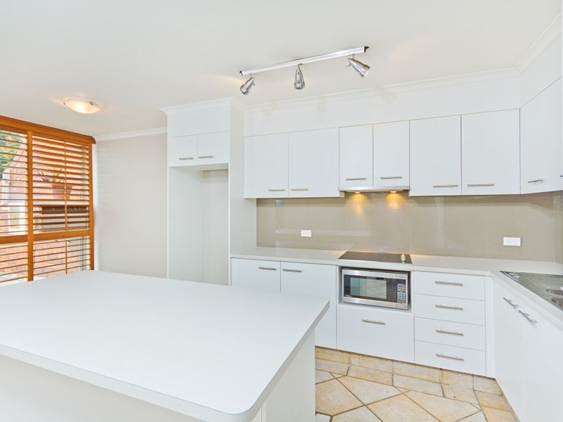 4/111 Rio Vista Blvd, Broadbeach Waters QLD 4218