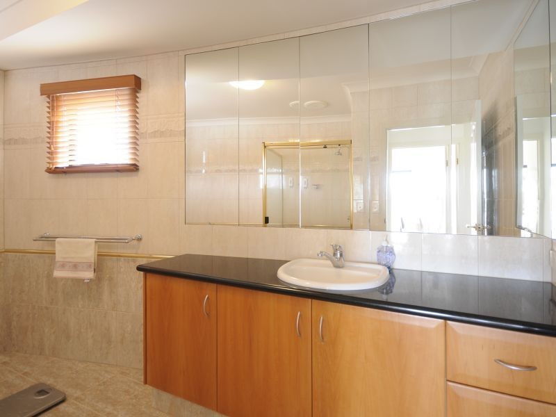 17 Karabella Ct, Mermaid Waters QLD 4218