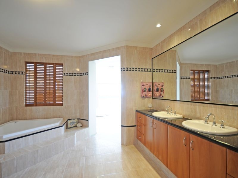 17 Karabella Ct, Mermaid Waters QLD 4218