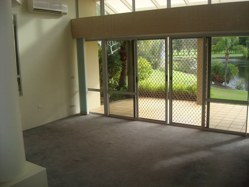 8/125 Santa Cruz Boulevard, Clear Island Waters QLD 4226