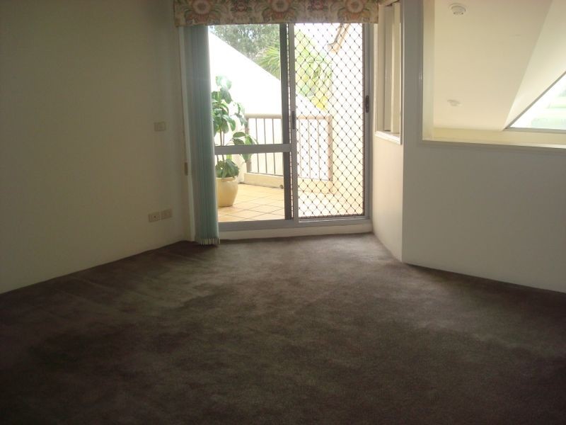 8/125 Santa Cruz Boulevard, Clear Island Waters QLD 4226