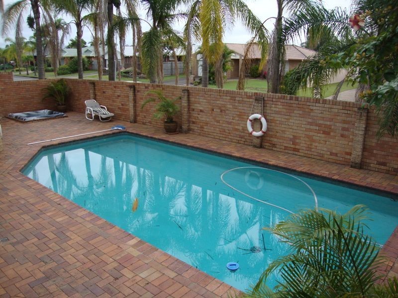 2 Ridgewood Court, Burleigh Waters QLD 4220