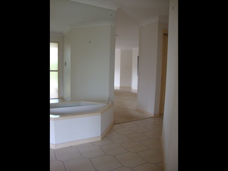 2 Ridgewood Court, Burleigh Waters QLD 4220