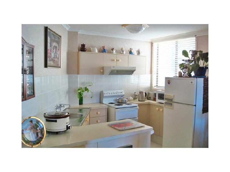 2/13 Armrick Avenue, Broadbeach QLD 4218