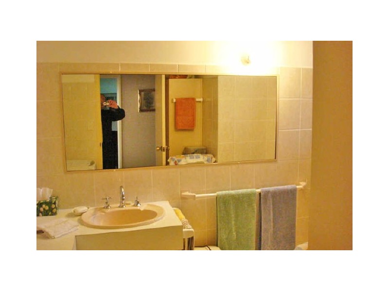 2/13 Armrick Avenue, Broadbeach QLD 4218