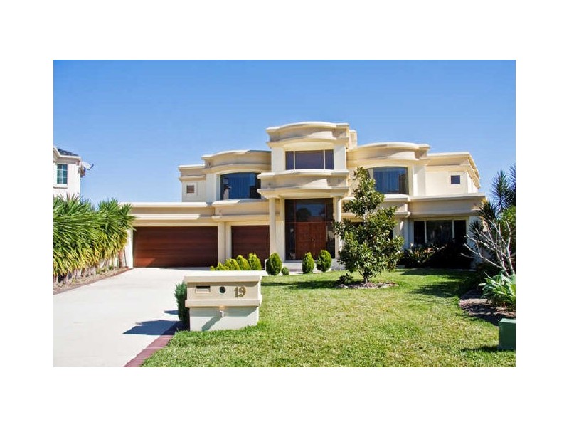 19 Istana View, Clear Island Waters QLD 4226