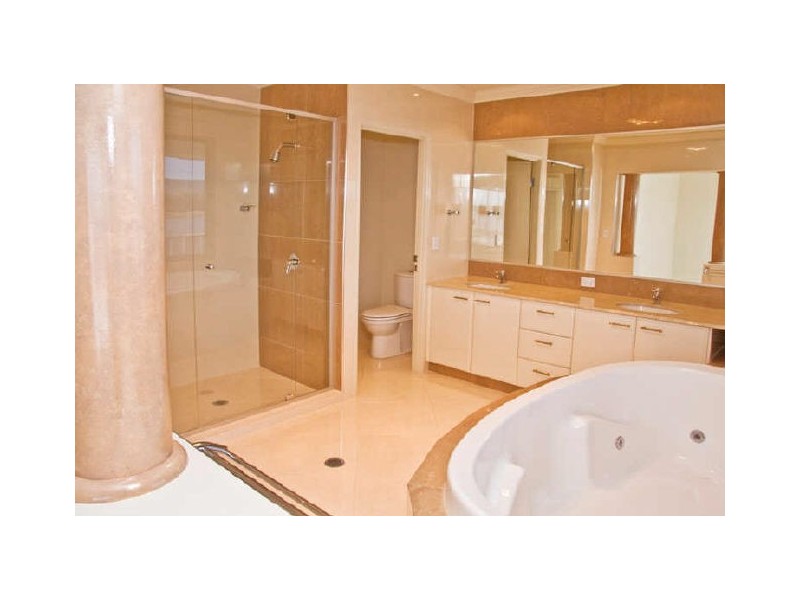 19 Istana View, Clear Island Waters QLD 4226