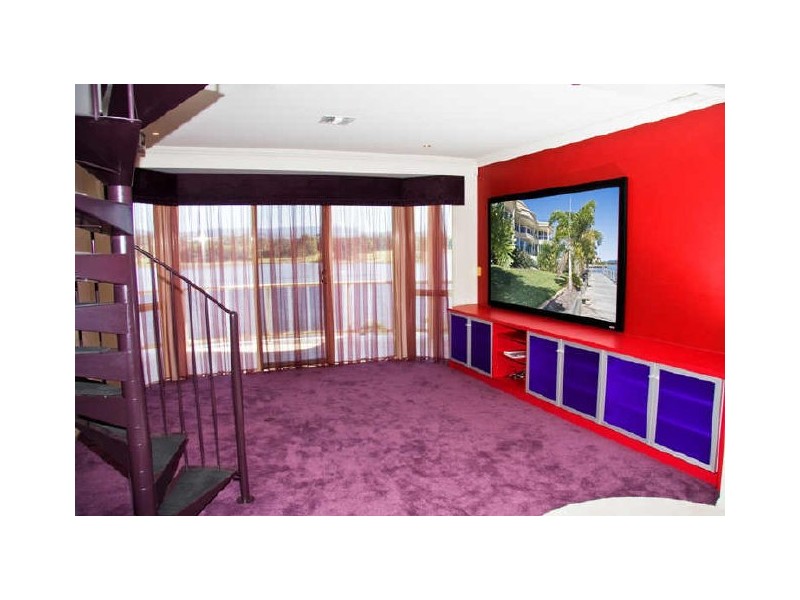 19 Istana View, Clear Island Waters QLD 4226