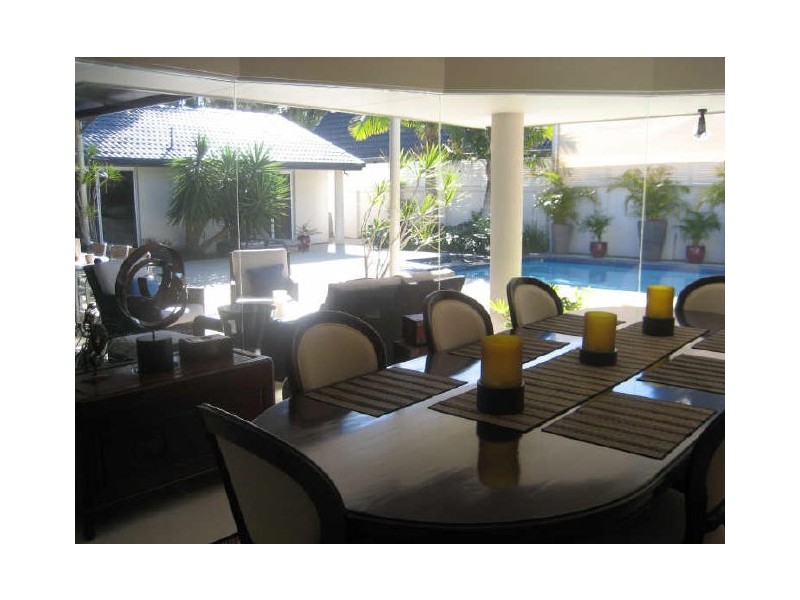 4 St Raphael, Sorrento QLD 4217