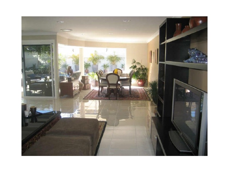 4 St Raphael, Sorrento QLD 4217