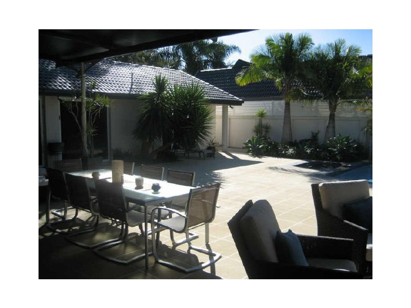 4 St Raphael, Sorrento QLD 4217