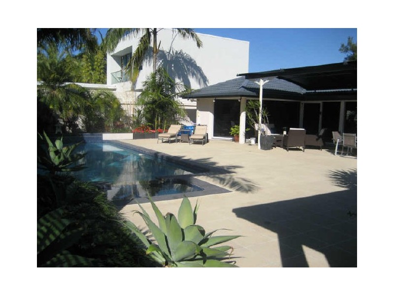 4 St Raphael, Sorrento QLD 4217