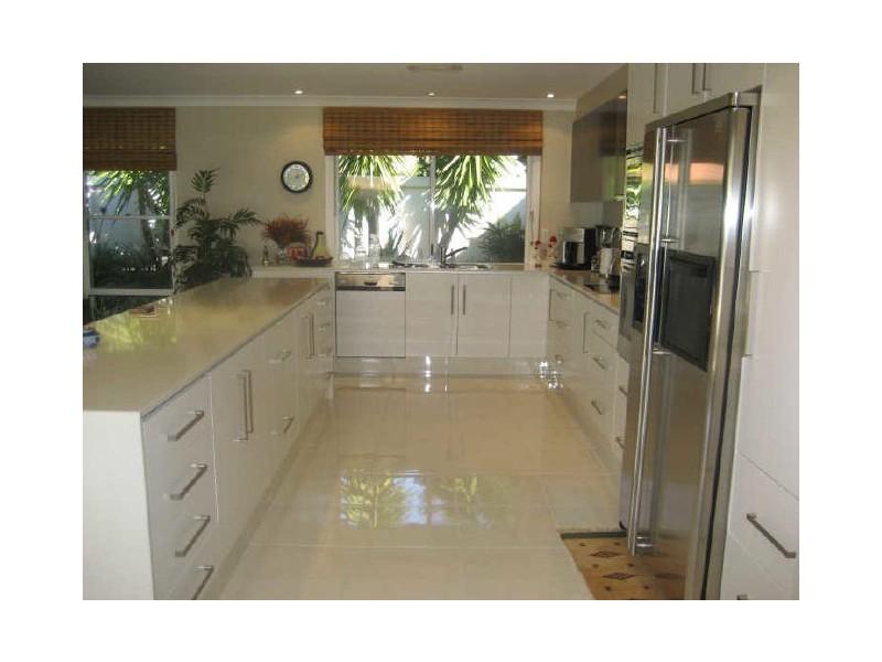 4 St Raphael, Sorrento QLD 4217