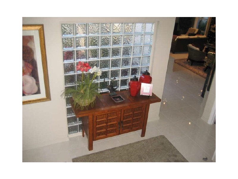 4 St Raphael, Sorrento QLD 4217