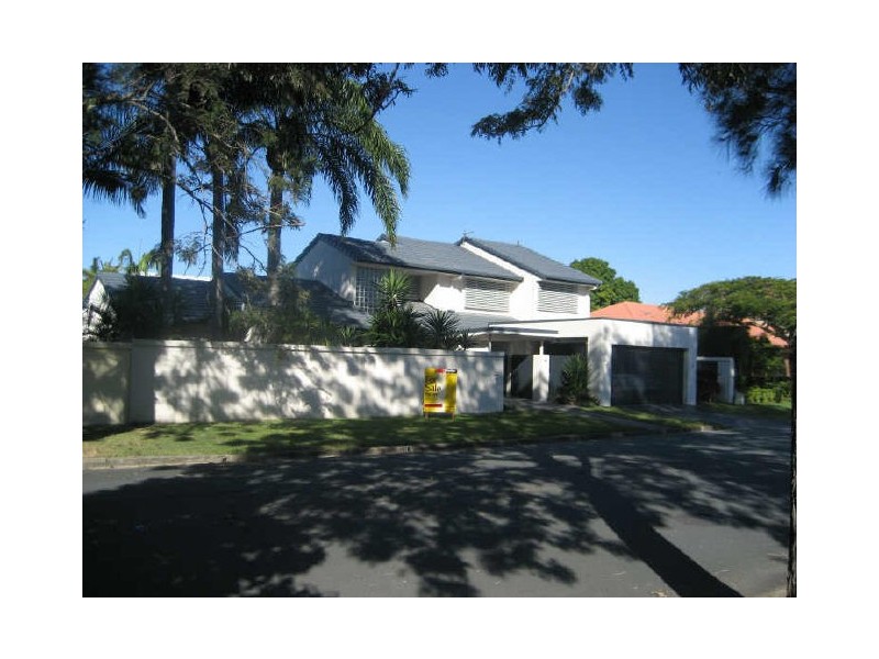 4 St Raphael, Sorrento QLD 4217