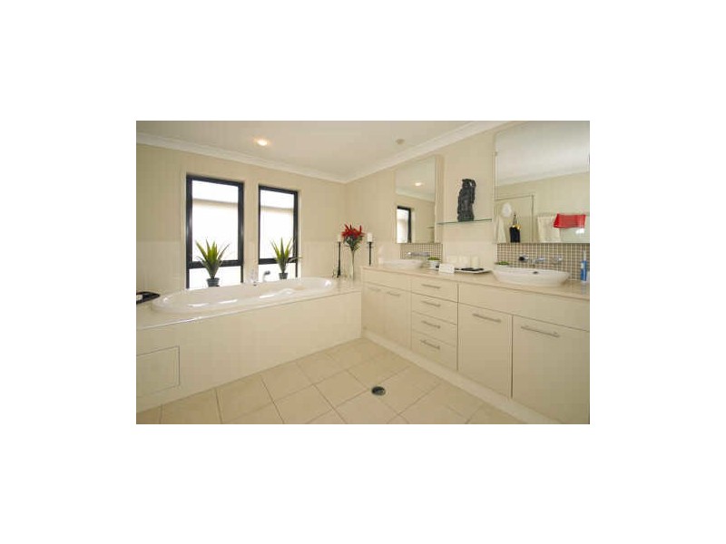 1/5 Miami Key, Broadbeach Waters QLD 4218