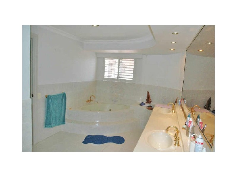 15 Marseille Ct, Bundall QLD 4217