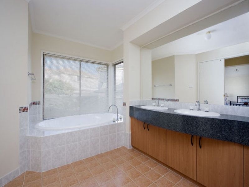 6 Teatree Pl, Beaumont Hills NSW 2155