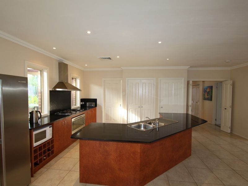 16 Coach House Pl, Bella Vista NSW 2153