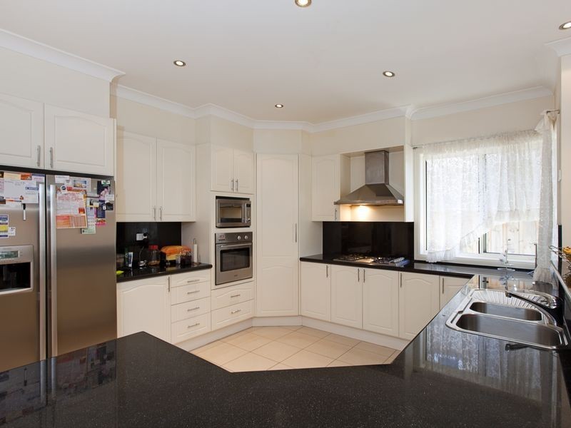 8 Bridgeview Cct, Bella Vista NSW 2153