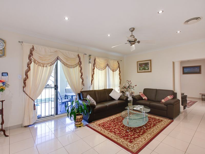 8 Bridgeview Cct, Bella Vista NSW 2153