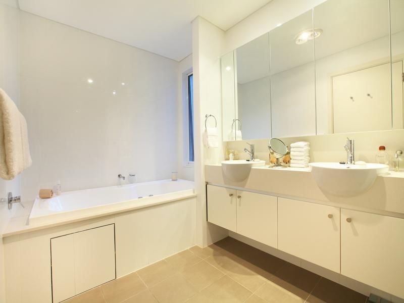 18 Waterstone Cr, Bella Vista NSW 2153