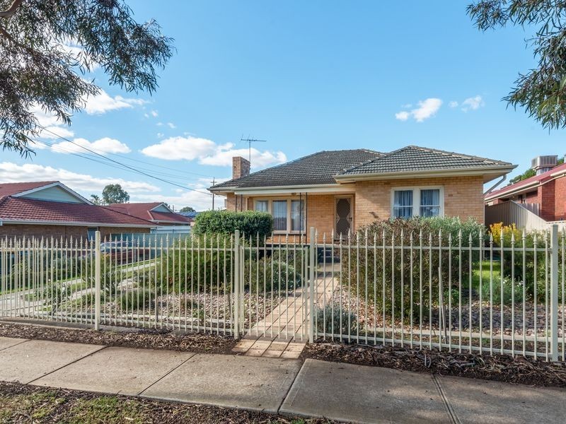 8 Montrose Avenue, Clearview SA 5085