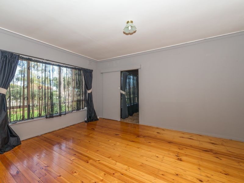 8 Miller Avenue, Para Hills SA 5096