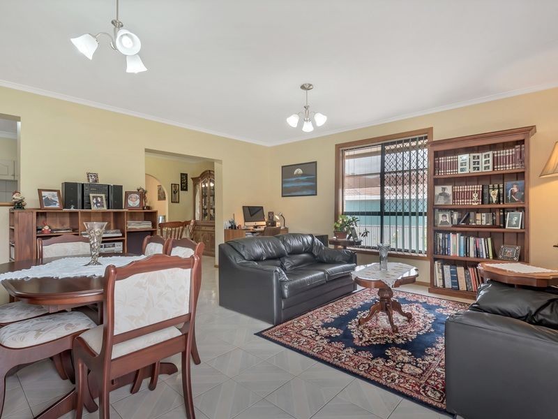 16 Lorraine Avenue, Para Vista SA 5093