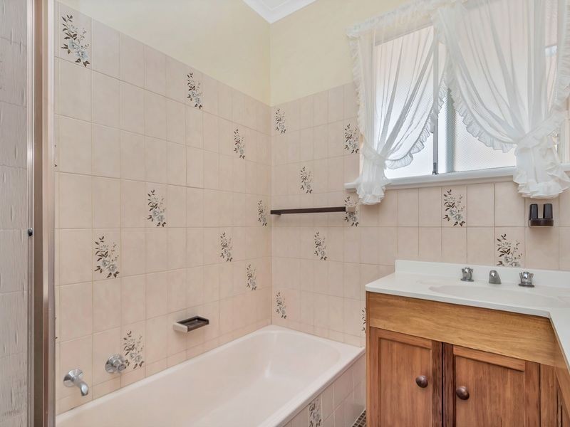 16 Lorraine Avenue, Para Vista SA 5093