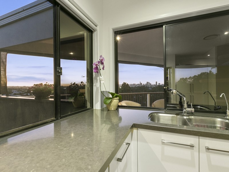 30 Quirinal Crescent, Seven Hills QLD 4170