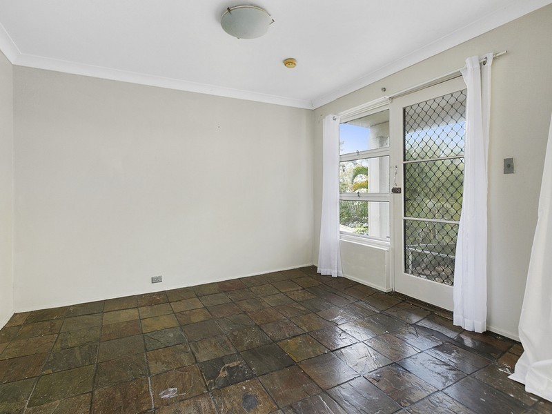 22 Dobbs Street, Holland Park West QLD 4121