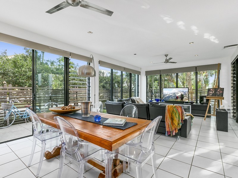 18 Shore Crescent, Bulimba QLD 4171