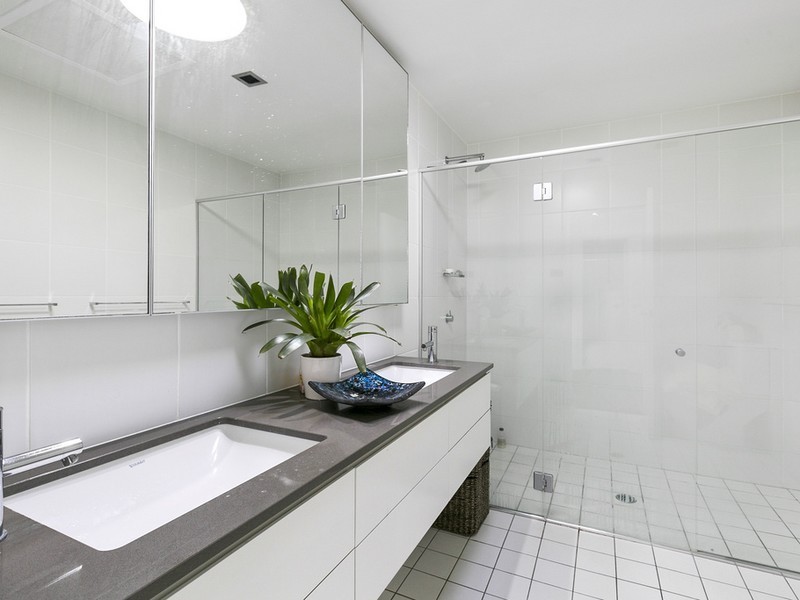 18 Shore Crescent, Bulimba QLD 4171