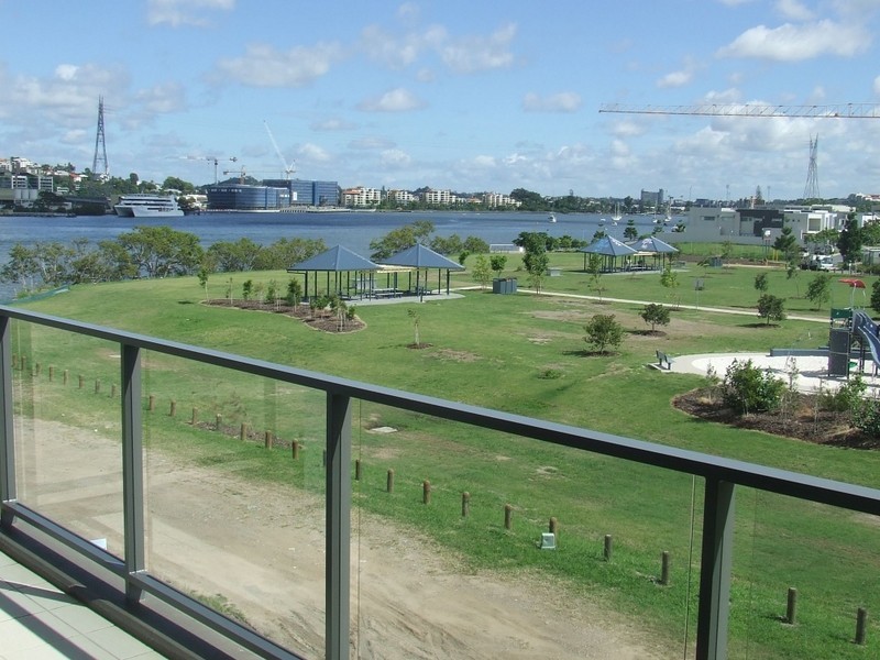 131/16 Waterline Crescent, Bulimba QLD 4171