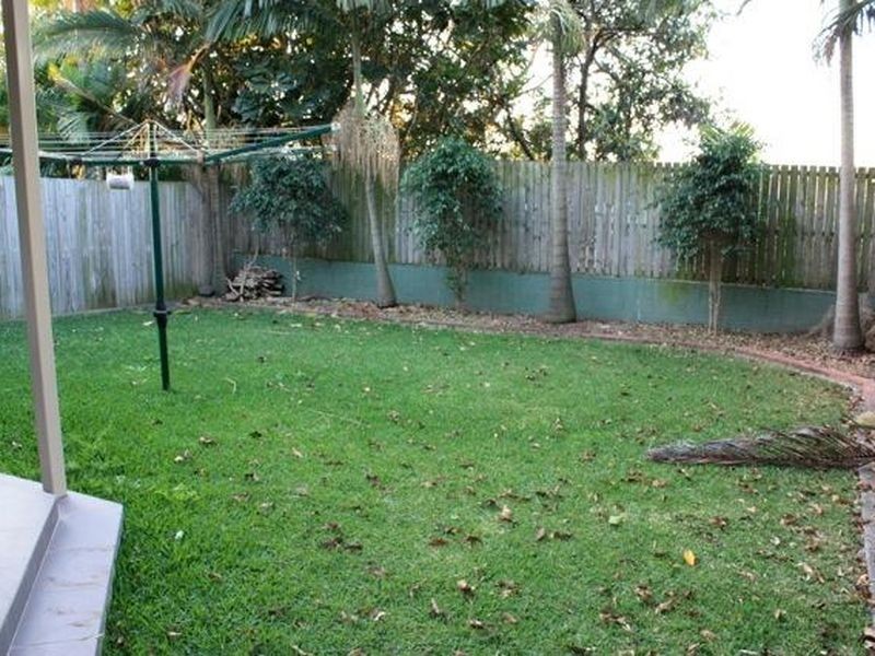 2/71 Miles Street, Hawthorne QLD 4171