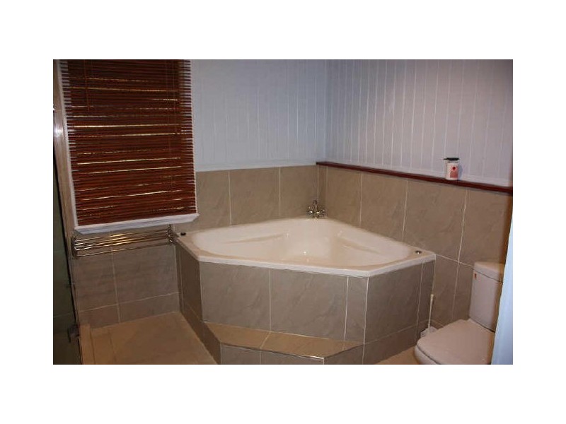 4 Waite Street, Norman Park QLD 4170