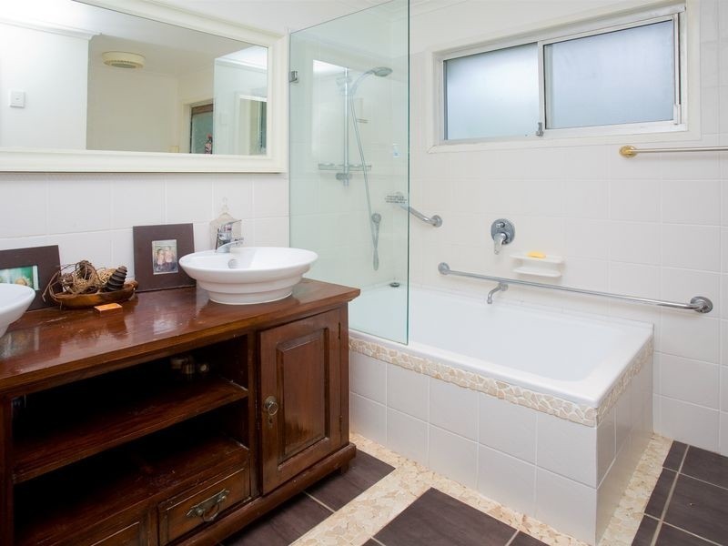 1 Yonga Street, Balmoral QLD 4171