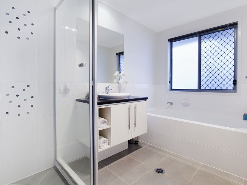 18 Rymera Crescent, Gumdale QLD 4154