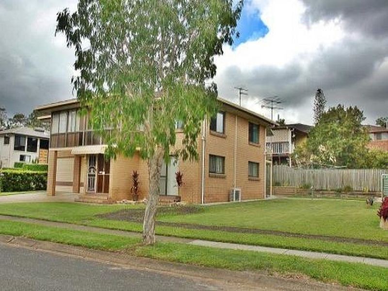 12 Redleaf Street, Mansfield QLD 4122