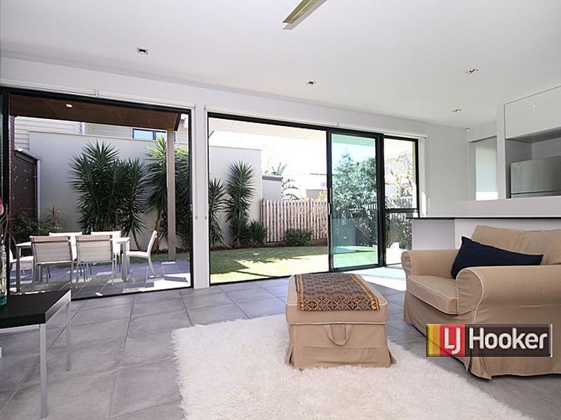 9 Edgewater Place, Bulimba QLD 4171