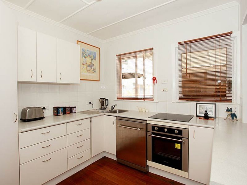 16 Domitia Avenue, Seven Hills QLD 4170